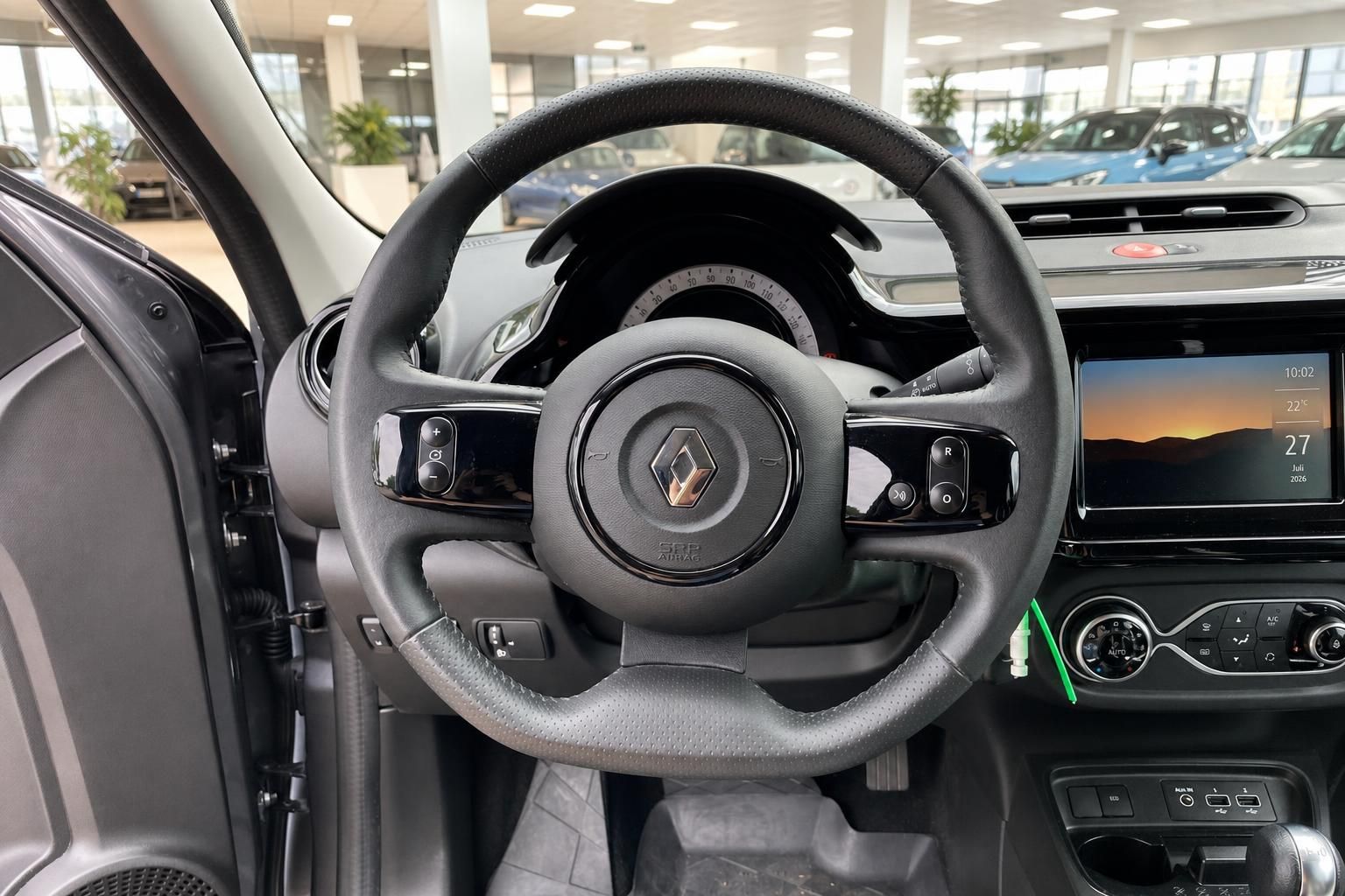 Lenkrad und Cockpit eines Renault mit Multifunktionstasten und Display