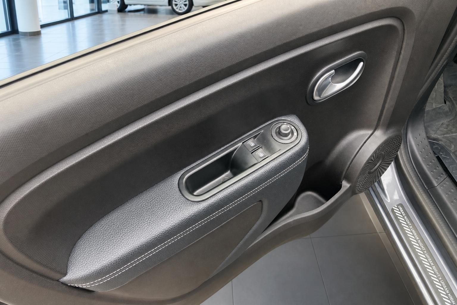 Detailansicht der Fahrertür mit Fensterheber und Einstiegsleiste im Auto