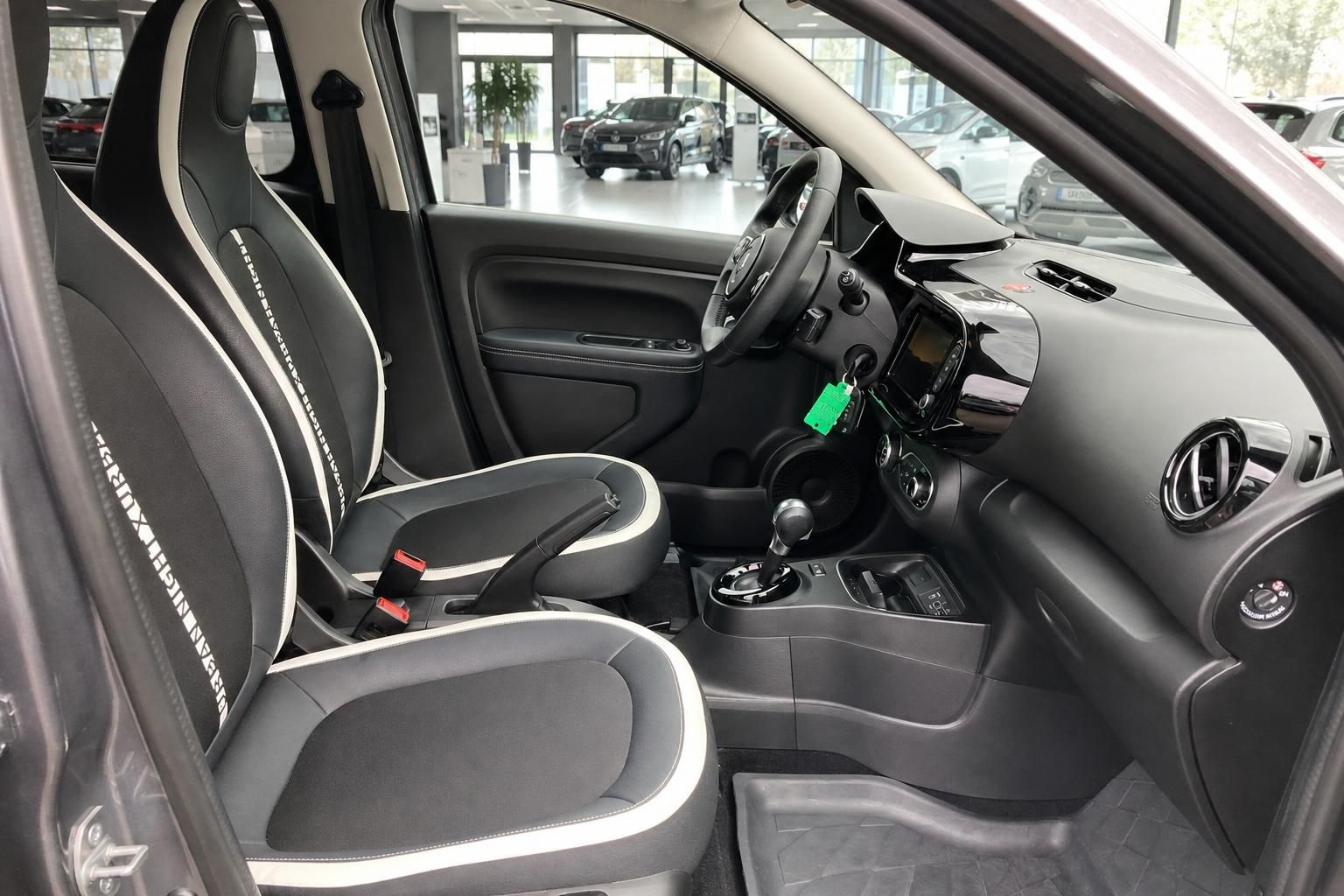 Innenraum eines Renault mit Sportsitzen und Automatikgetriebe im Autohaus