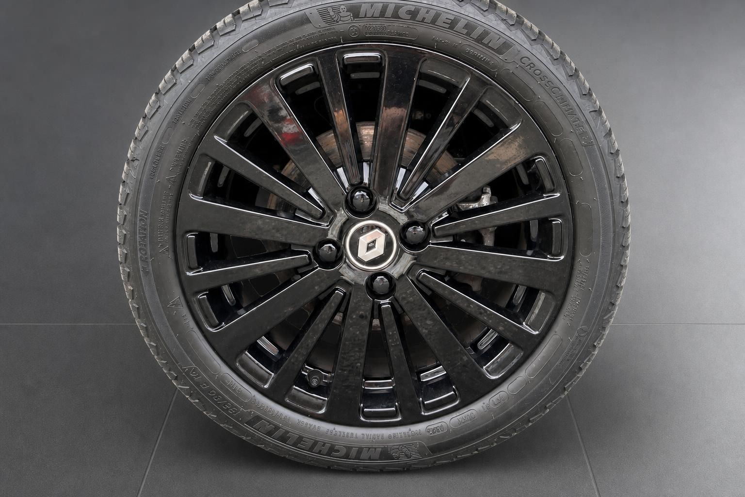 Nahaufnahme eines schwarzen Renault Alufelgens mit Michelin Reifen