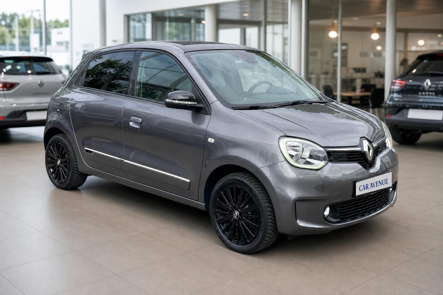 Renault Twingo grau Seitenansicht im Autohaus Showroom