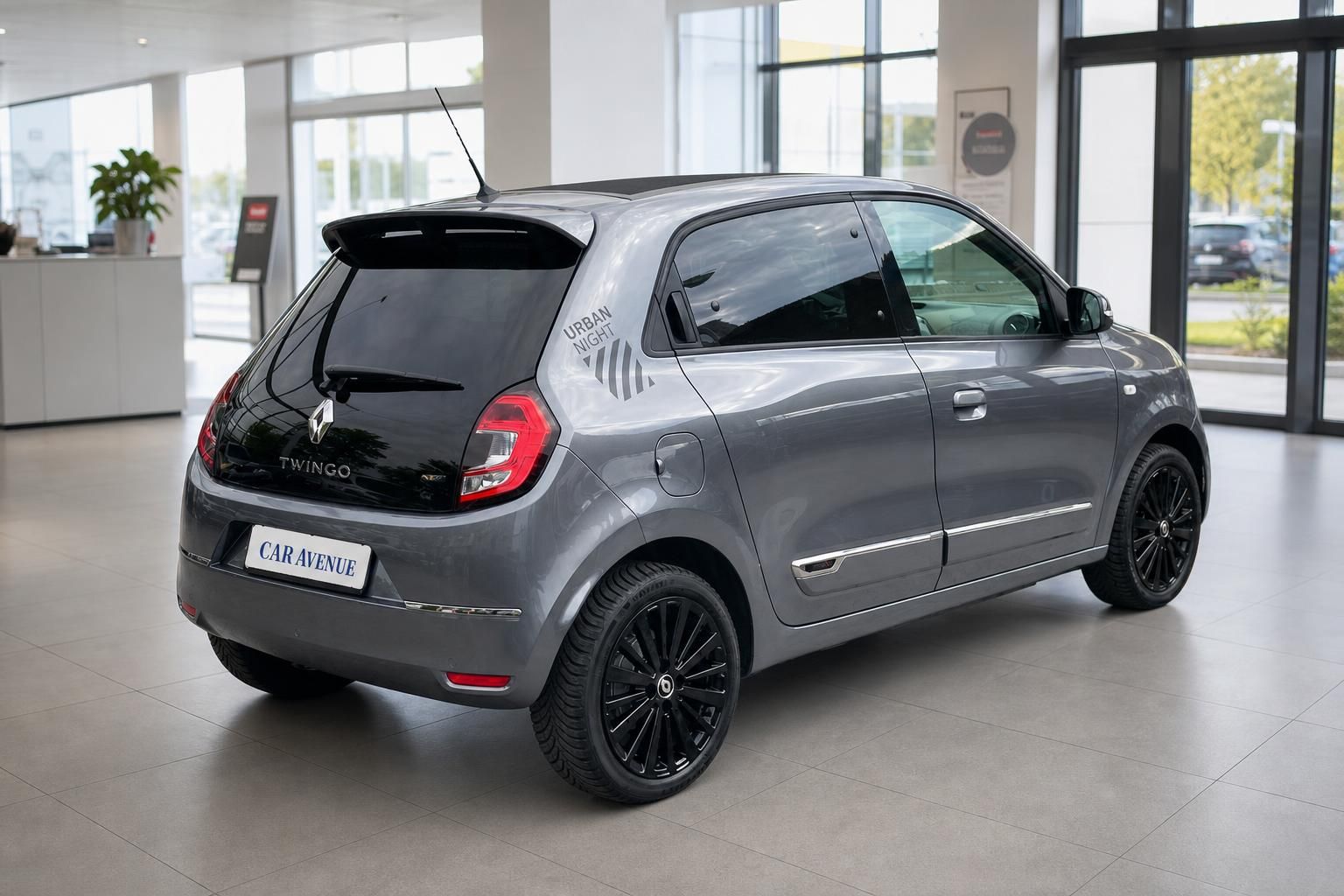 Renault Twingo Urban Night grau Heckansicht im Showroom