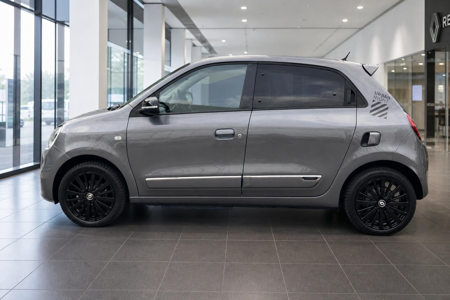 Renault Twingo Urban Night grau Seitenprofil im Autohaus