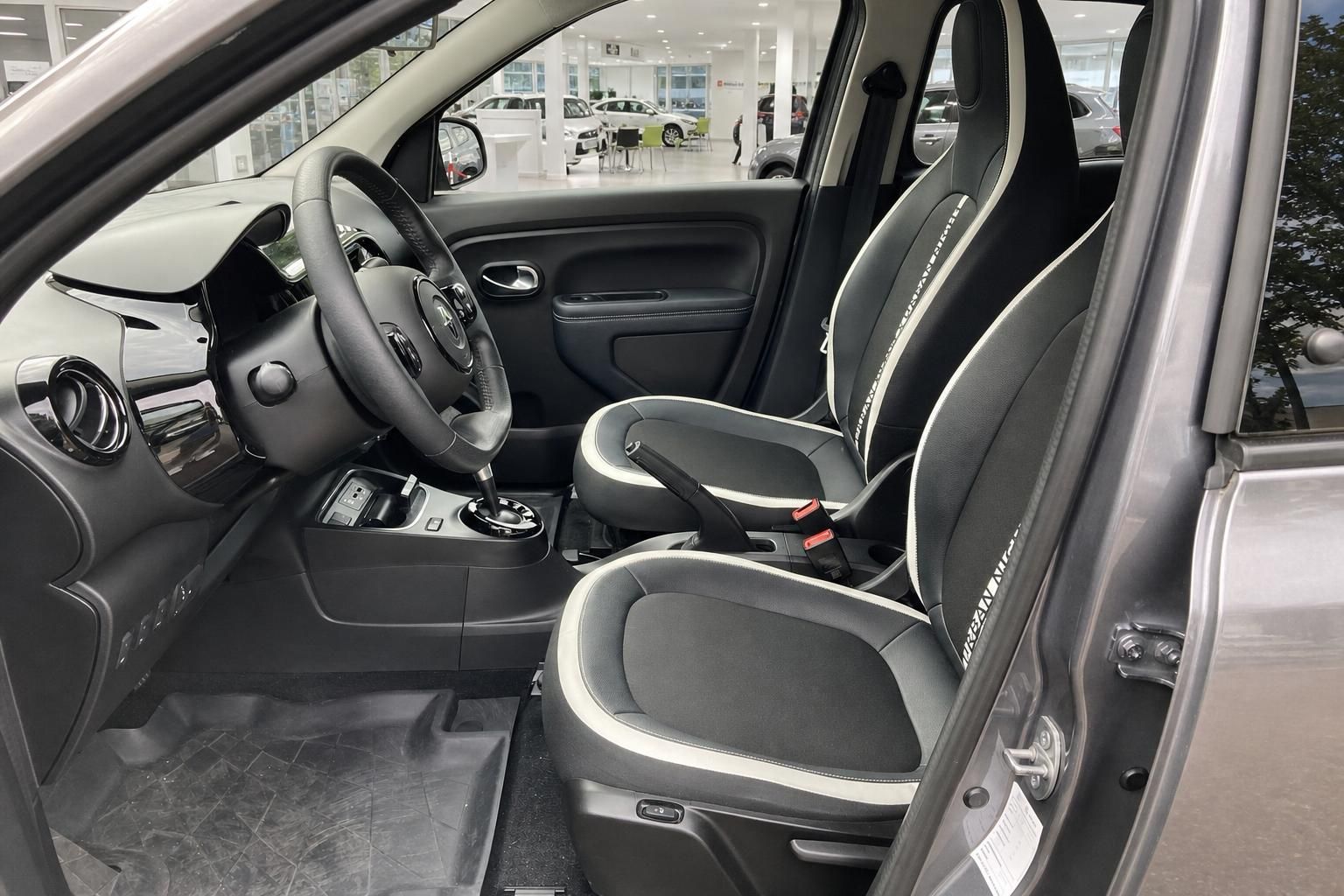 Fahrersitz und Cockpit im Innenraum mit Automatikgetriebe