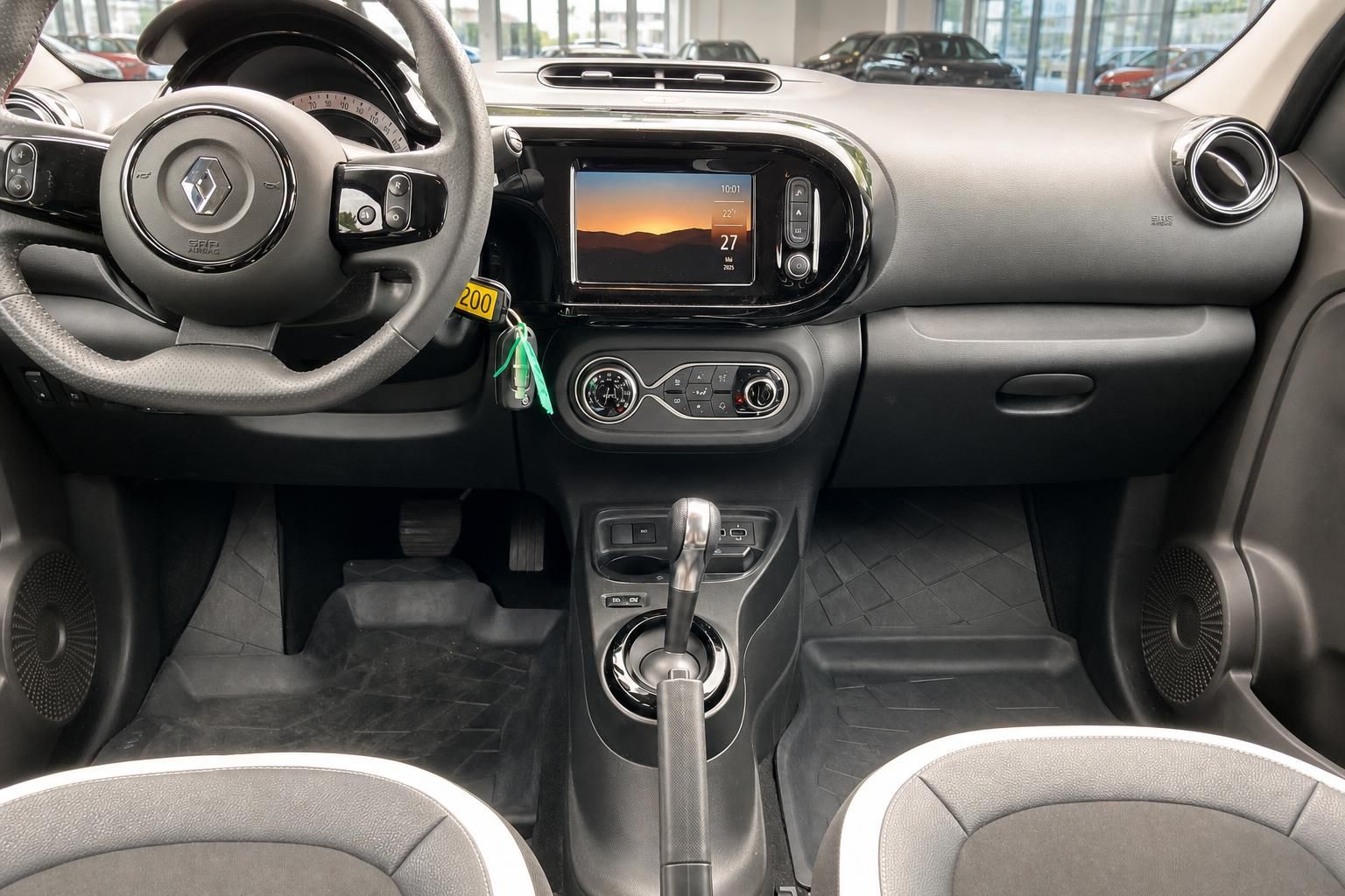 Cockpit mit Lenkrad, Touchscreen und Mittelkonsole im Renault