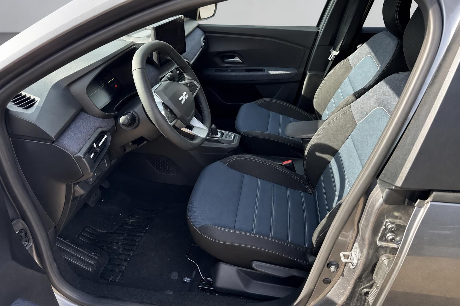 Dacia Fahrzeug Innenraum mit blau-schwarzer Ausstattung und modernem Design