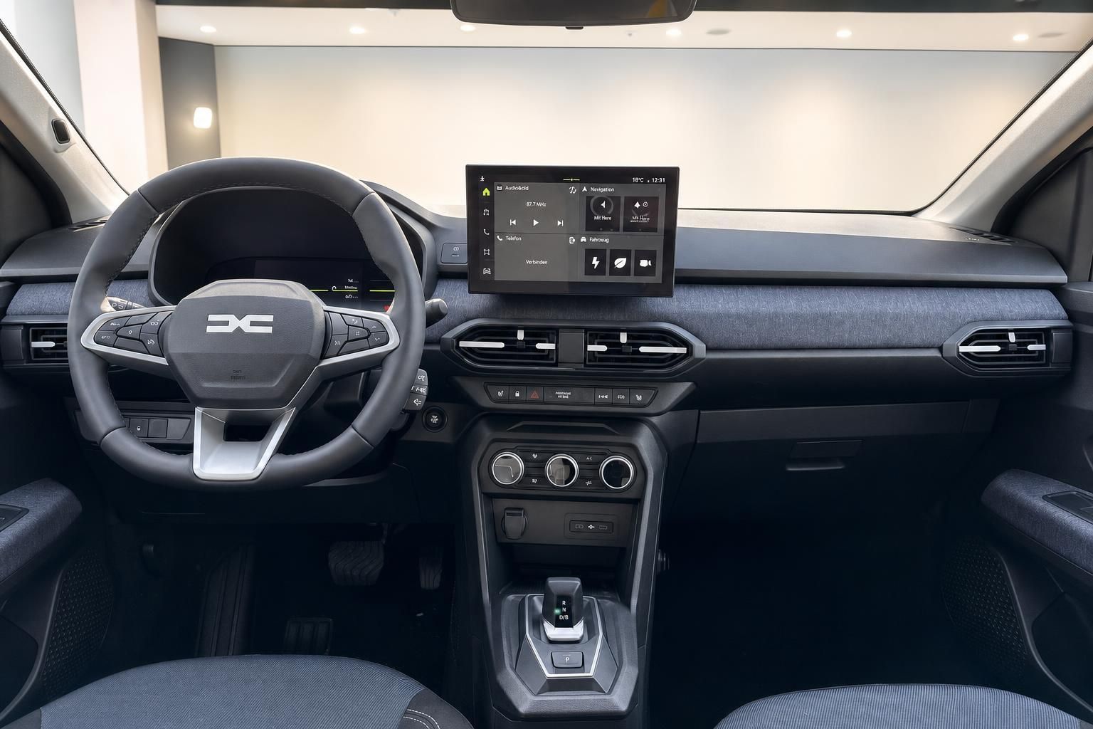 Dacia Cockpit mit digitalem Display, Lenkrad und modernem Infotainment-System