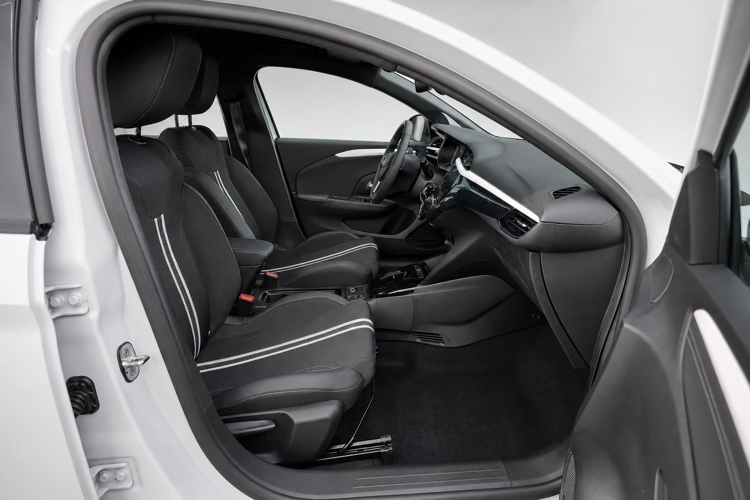 Opel Corsa Innenraum mit Blick auf Fahrersitz und Armaturen