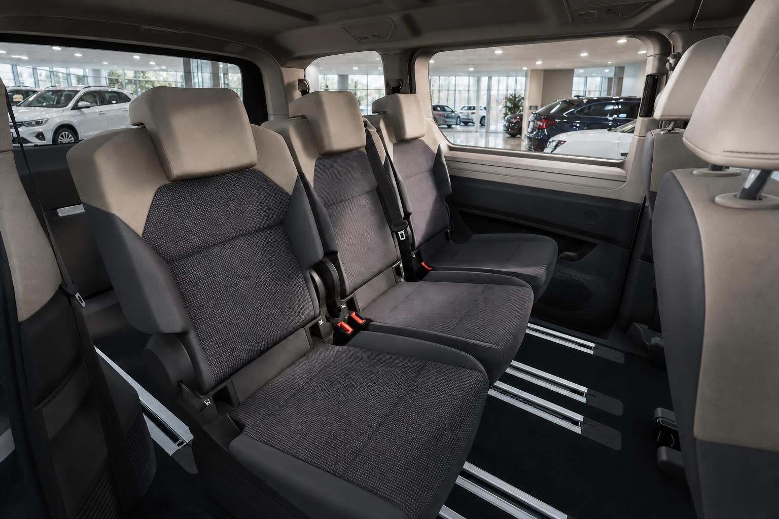 VW Multivan Innenraum zweite Sitzreihe mit verschiebbaren Einzelsitzen