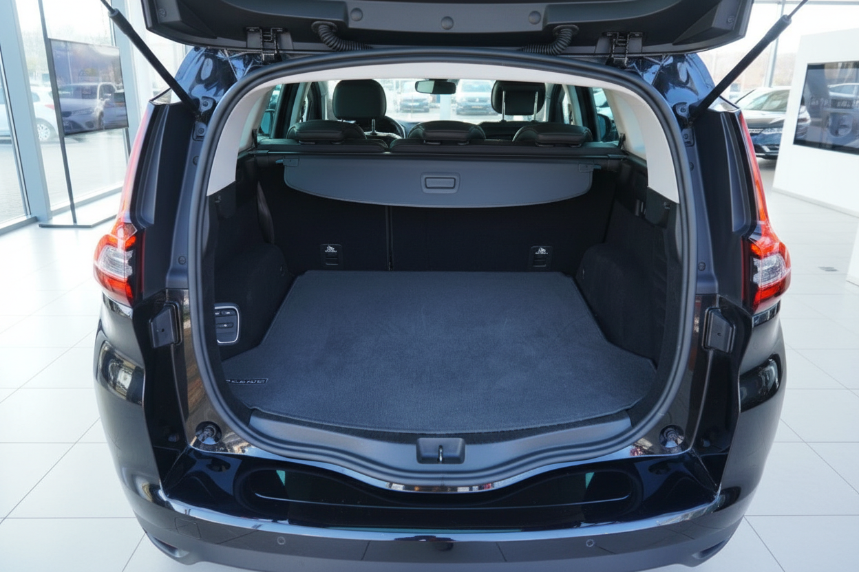 Schwarzes SUV Kofferraum offen – geräumiger Laderaum mit grauem Teppich im Autohaus