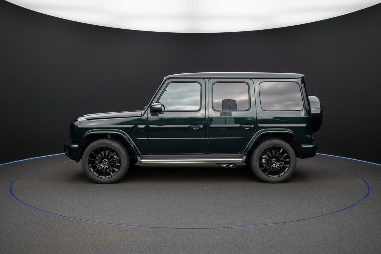 Mercedes-Benz G-Klasse in Dunkelgrün, Seitenansicht, schwarze AMG-Felgen, Studioaufnahme