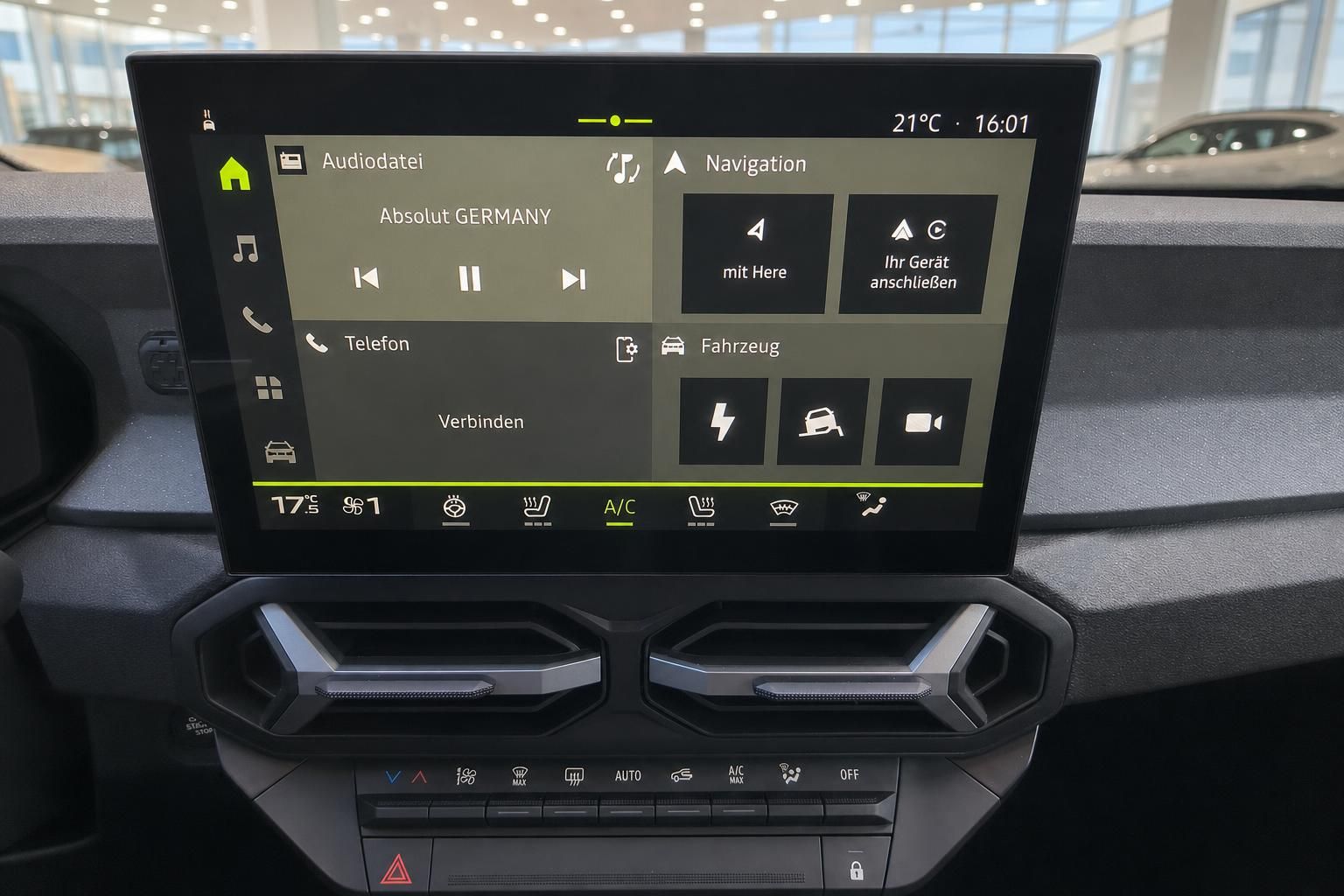 Fahrzeug Infotainment-Display mit Navigation, Audio und Klimasteuerung im Innenraum