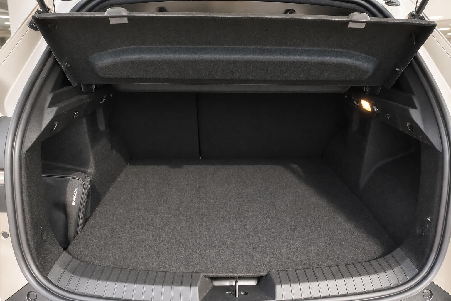 Geräumiger Kofferraum eines SUV mit aufgeklappter Heckklappe und Gepäcknetz