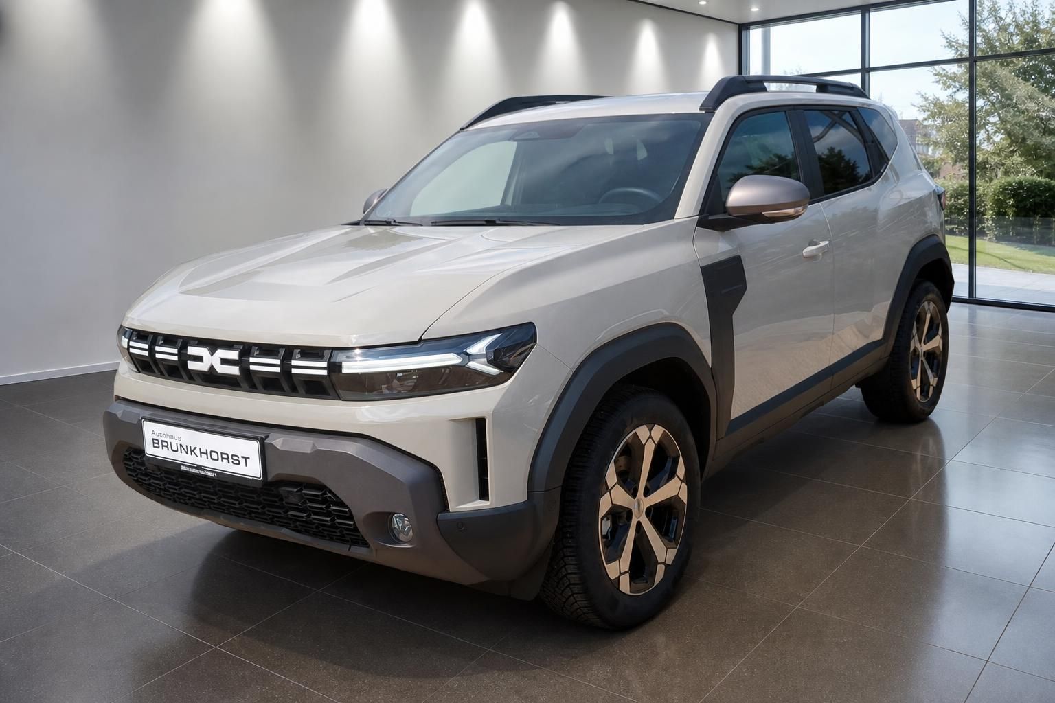 Dacia Duster SUV beige Frontansicht schräg im Autohaus Brunkhorst Showroom