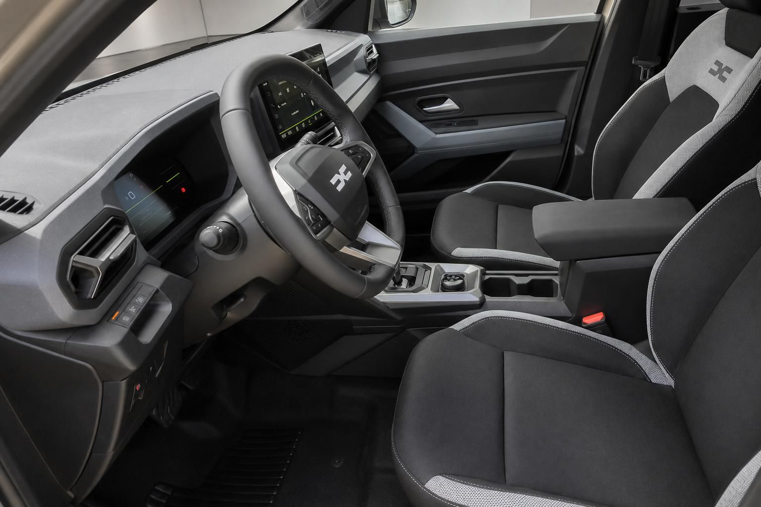 Dacia Innenraum Fahrerseite mit Lenkrad, Sitzen und Mittelkonsole grau-schwarz