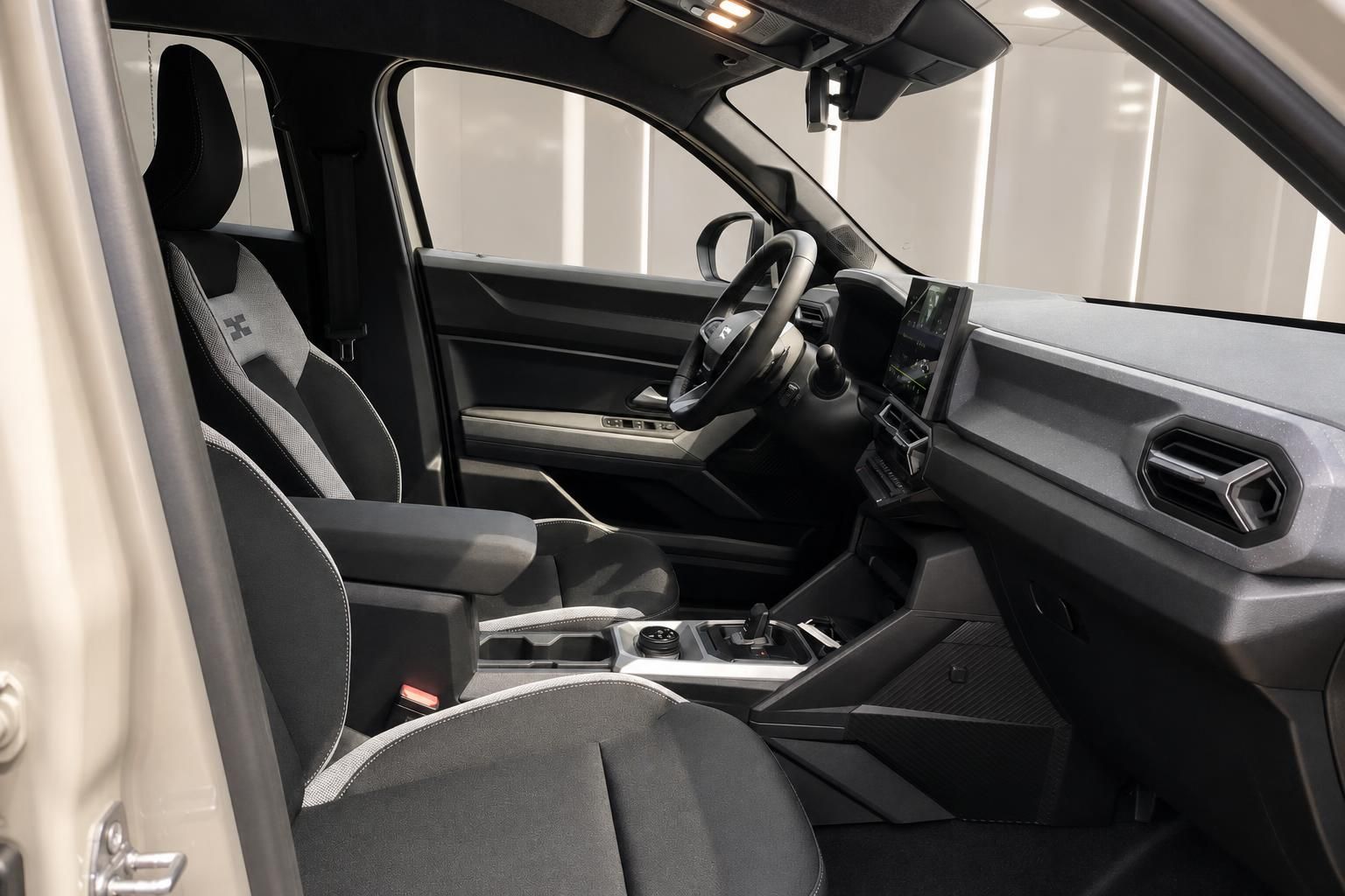 Fahrzeug Innenraum Vordersitze mit Lenkrad, Mittelkonsole und Schaltgetriebe in schwarzem Design