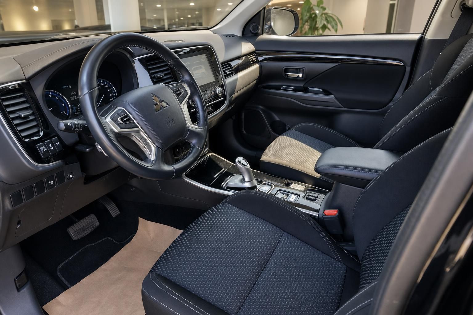 Innenraum Mitsubishi Outlander mit Lenkrad, Cockpit und Vordersitzen