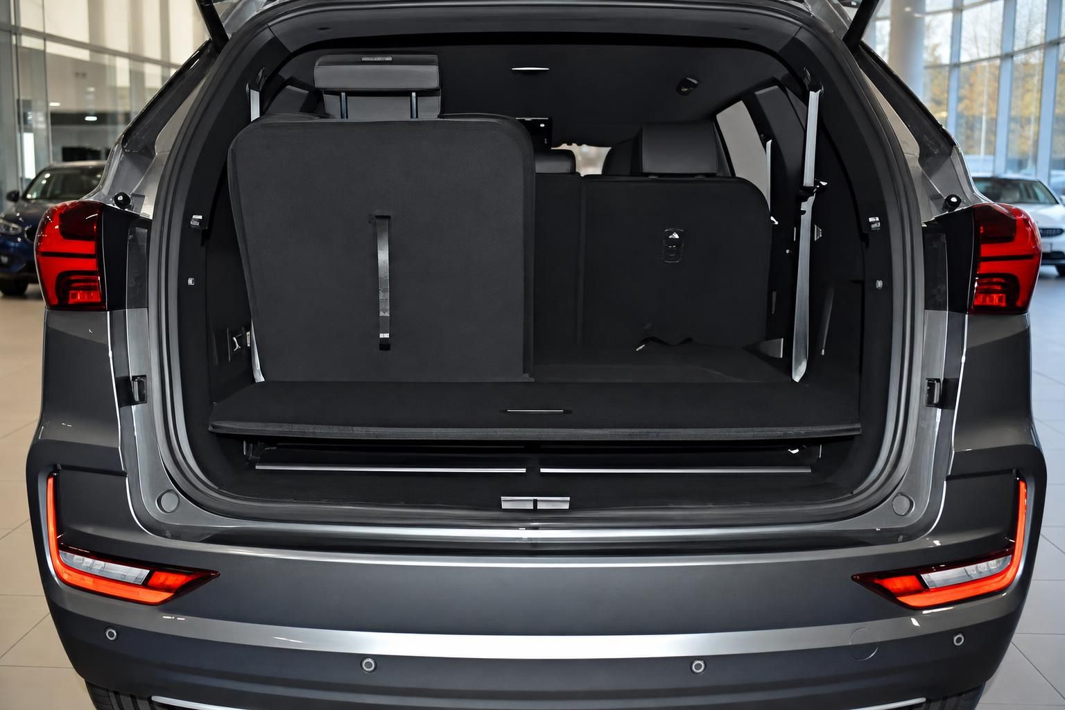 SsangYong Rexton SUV grau geöffneter Kofferraum mit umgeklappten Sitzen