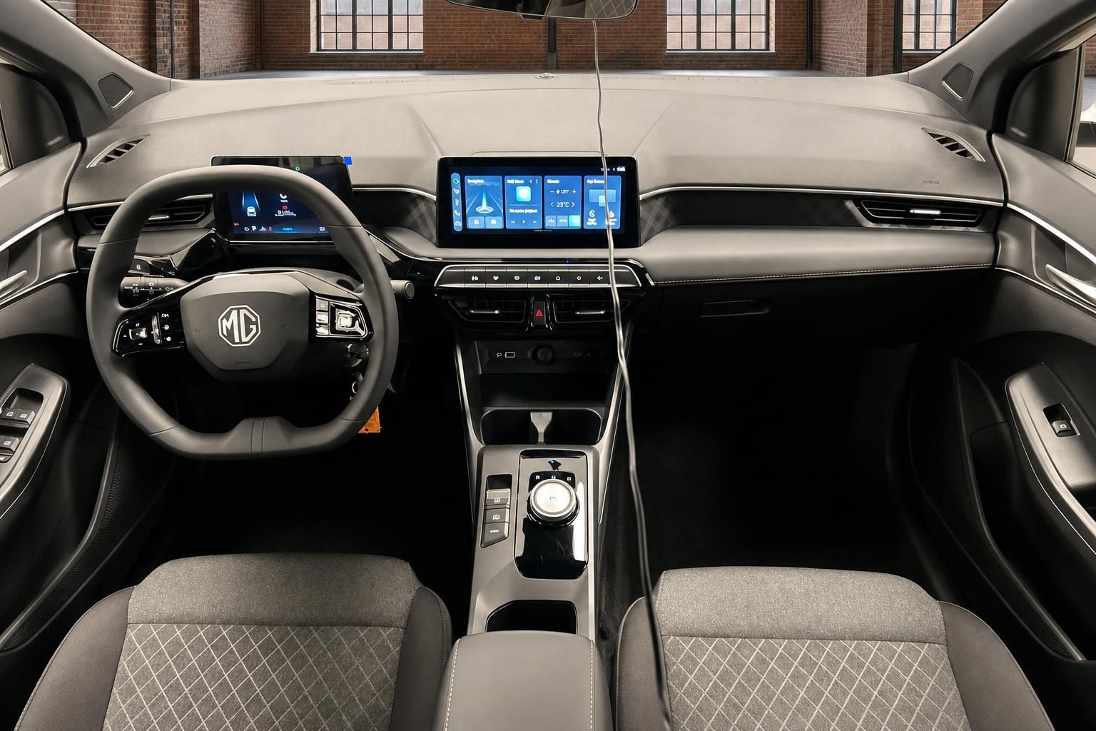 MG Innenraum mit Cockpit, Lenkrad und Touchscreen-Display