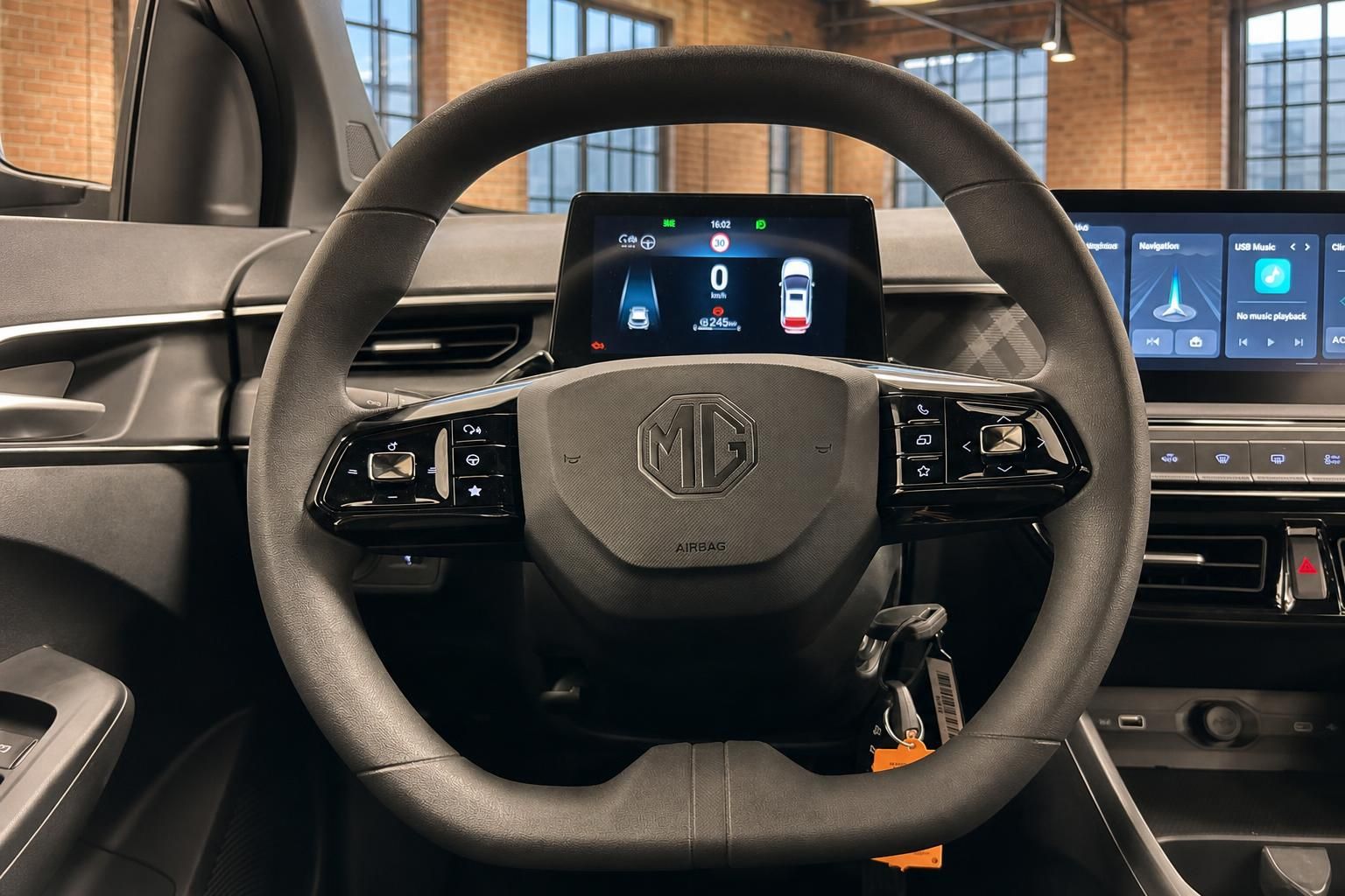 Lenkrad des MG mit Bedienelementen und digitalem Tacho im Detail