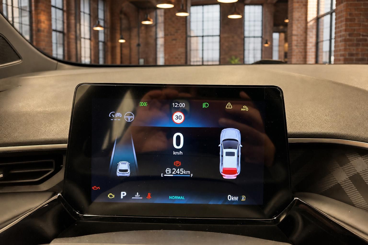 Infotainment-Display eines MG mit Fahrassistenz-Anzeige und Tempolimit