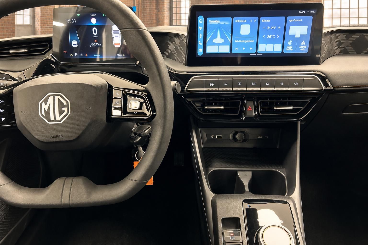 MG Cockpit mit Lenkrad, Digitaltacho und Multimedia-Bildschirm