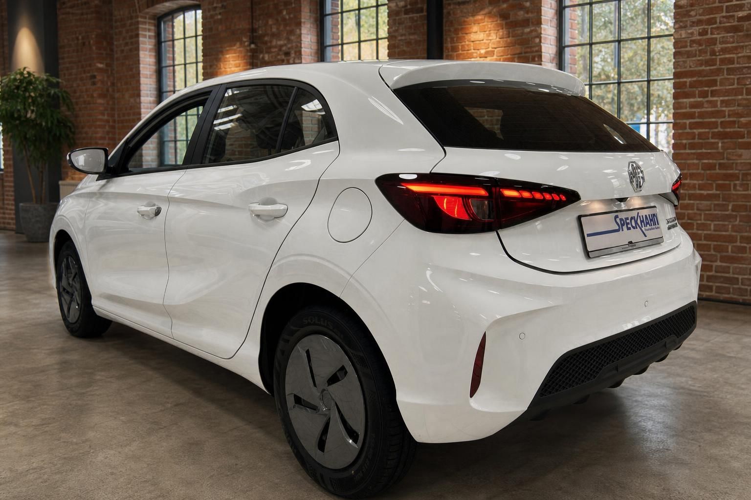 MG3 Hybrid+ weiß, Heckansicht seitlich mit Rücklichtern