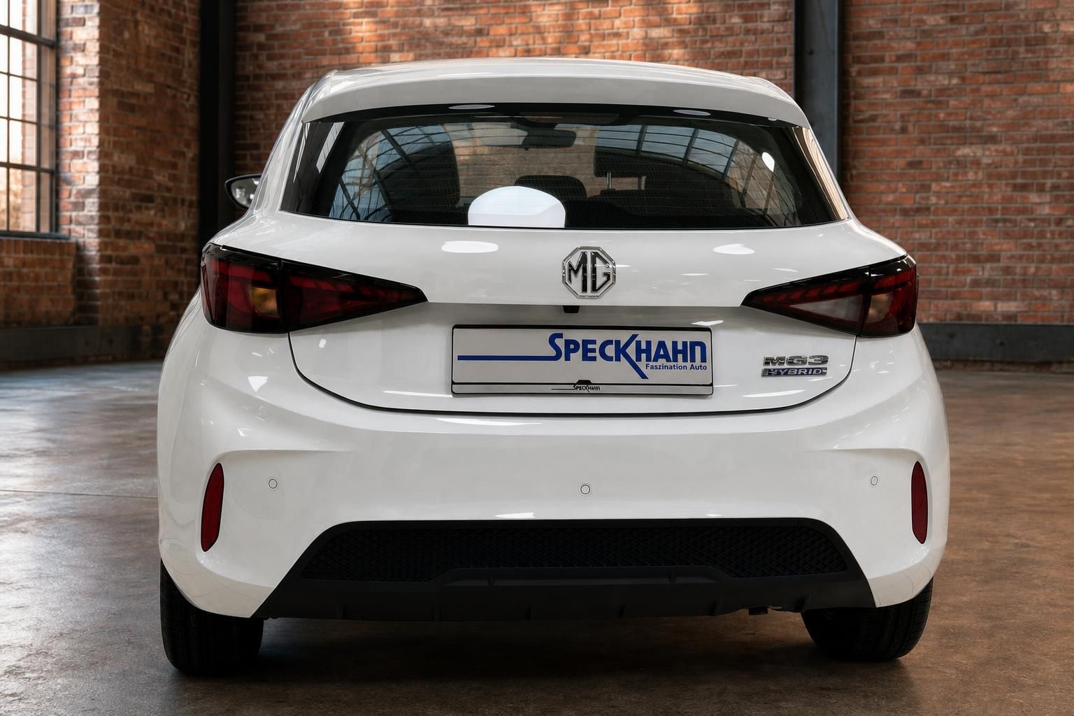 MG3 Hybrid weiß, direkte Heckansicht mit Kennzeichen
