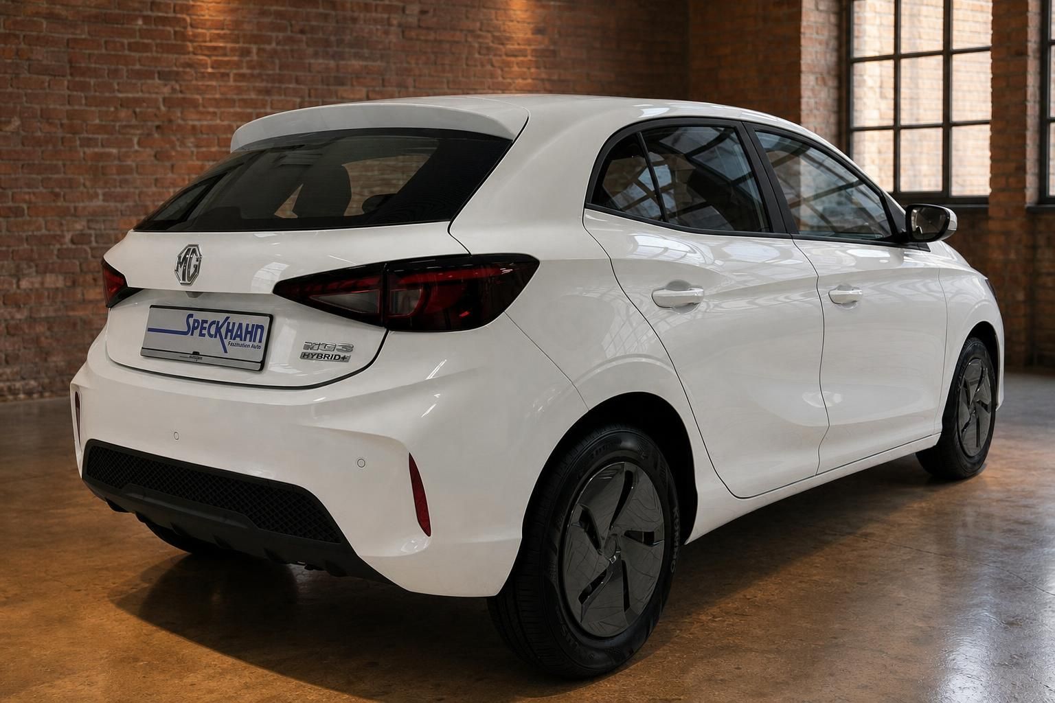 MG3 Hybrid+ weiß, Heckansicht schräg von hinten rechts
