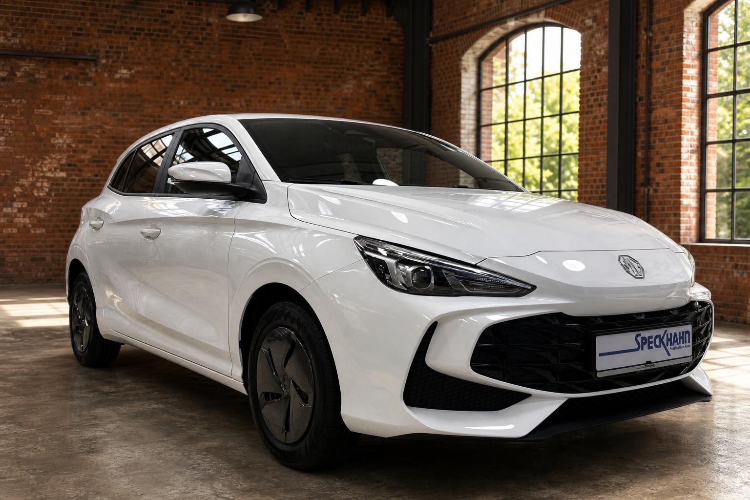 MG3 weiß, Frontansicht schräg in Backstein-Showroom