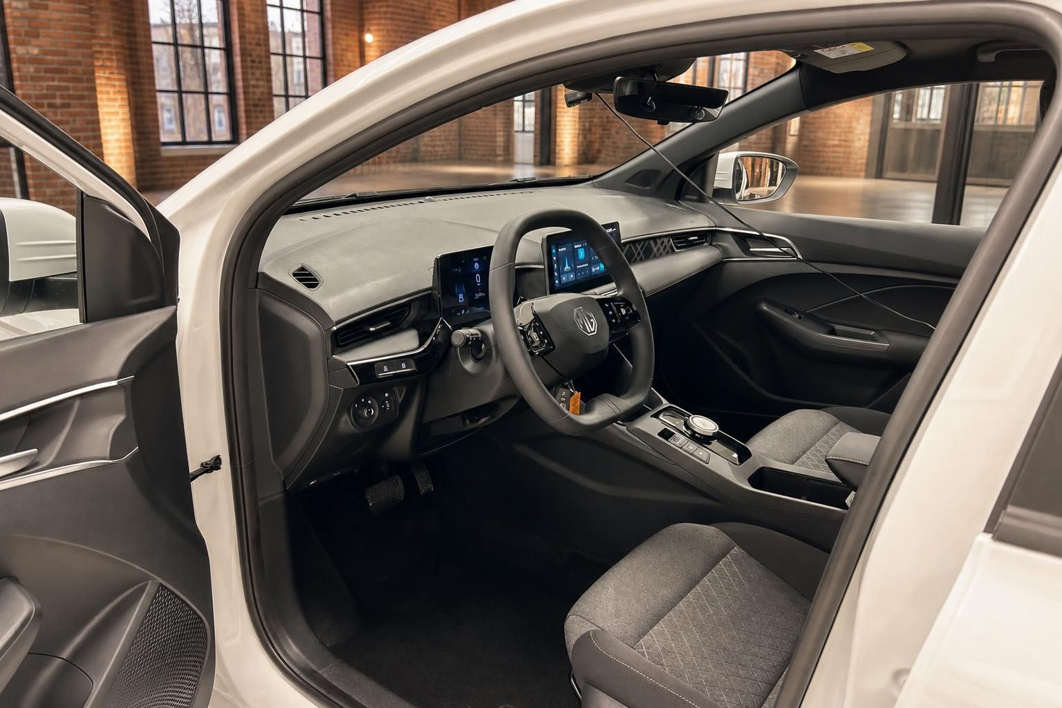 MG Innenraum mit Cockpit, Lenkrad und digitalen Displays