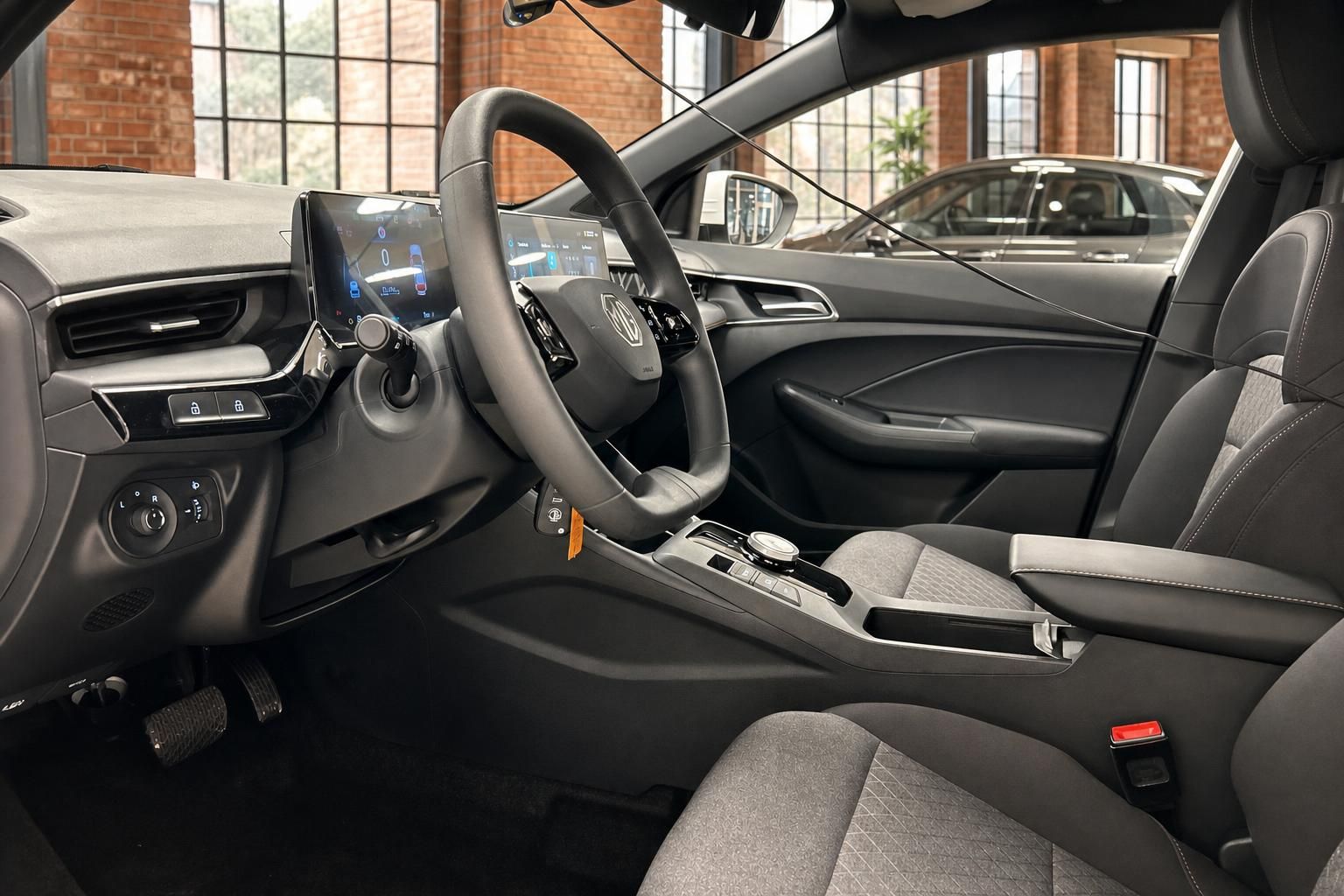MG Fahrerbereich mit Lenkrad, Mittelkonsole und Sitzen