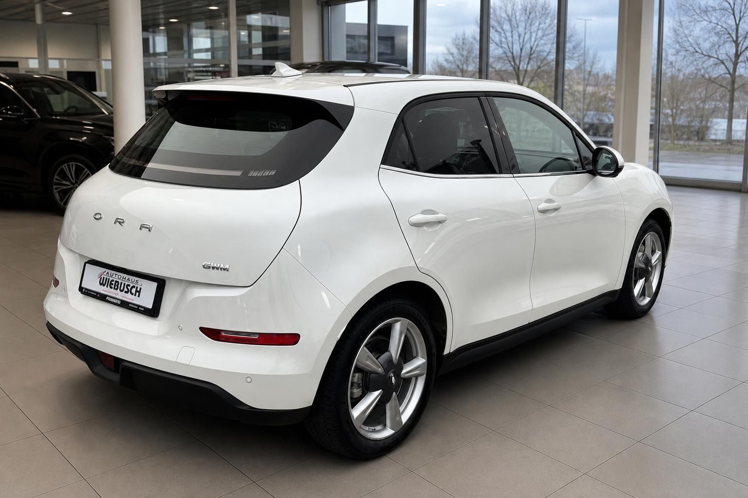 Weißer ORA GWM SUV Heckansicht im Autohaus - Elektrofahrzeug