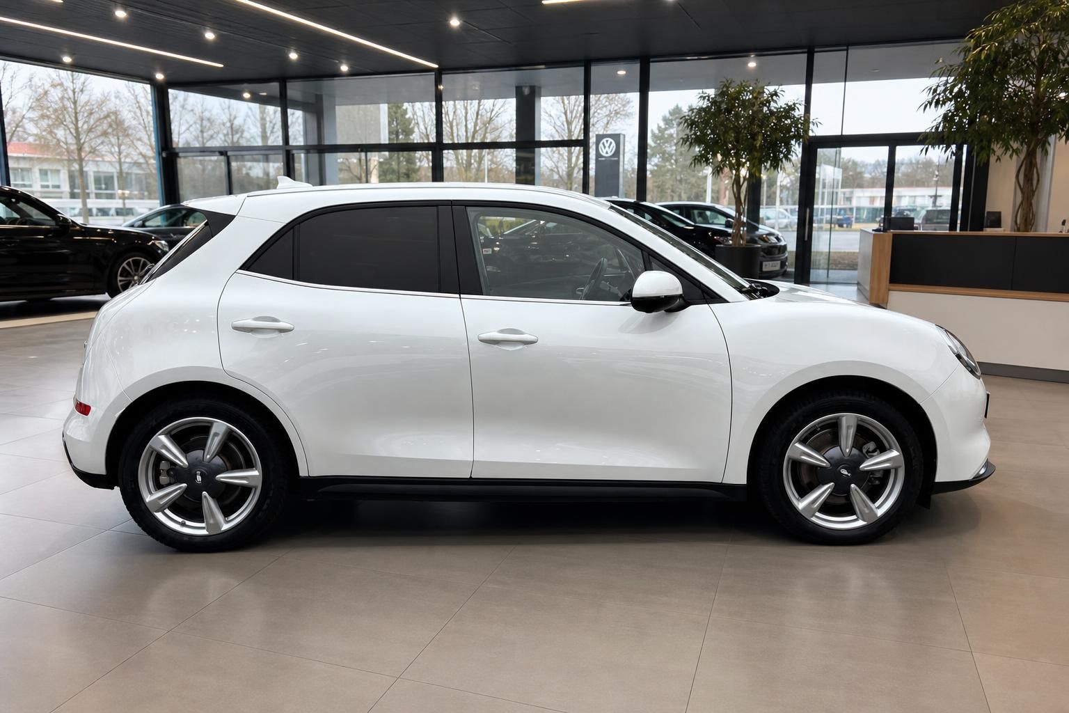 Weißer ORA GWM Elektro-SUV Seitenansicht im Autohaus Showroom