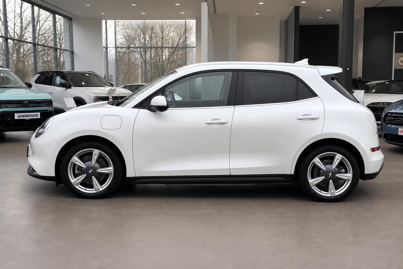 Weißer Elektro-SUV Seitenansicht im modernen Autohaus-Showroom