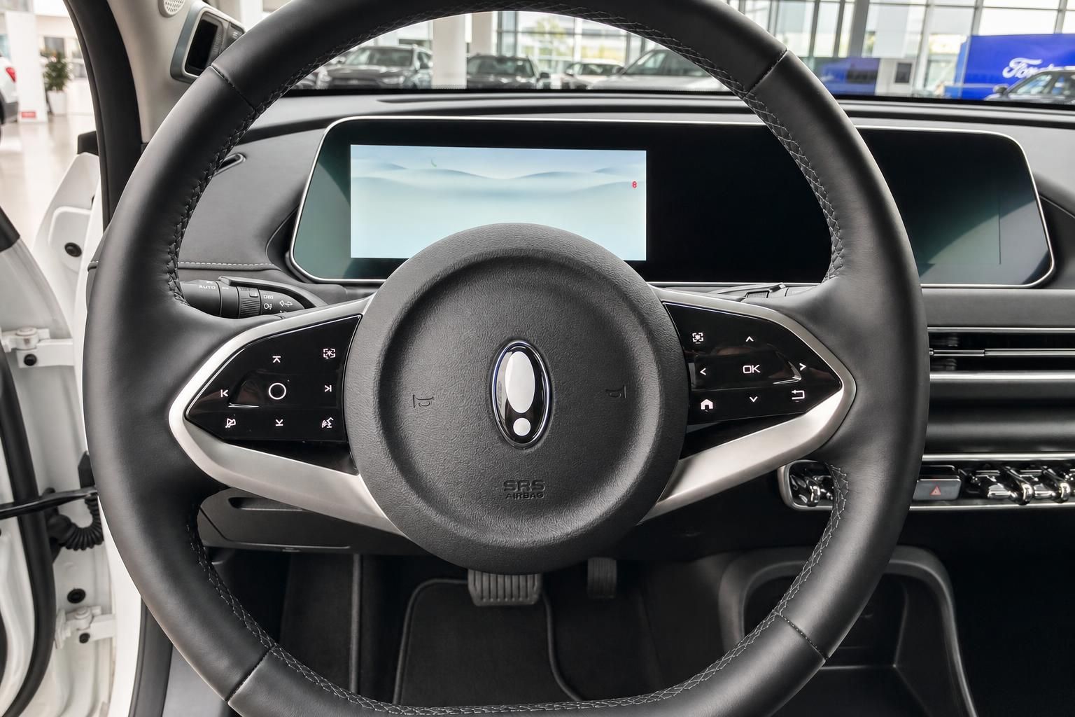 Fahrzeug-Lenkrad mit Multifunktionstasten und digitalem Display im Hintergrund