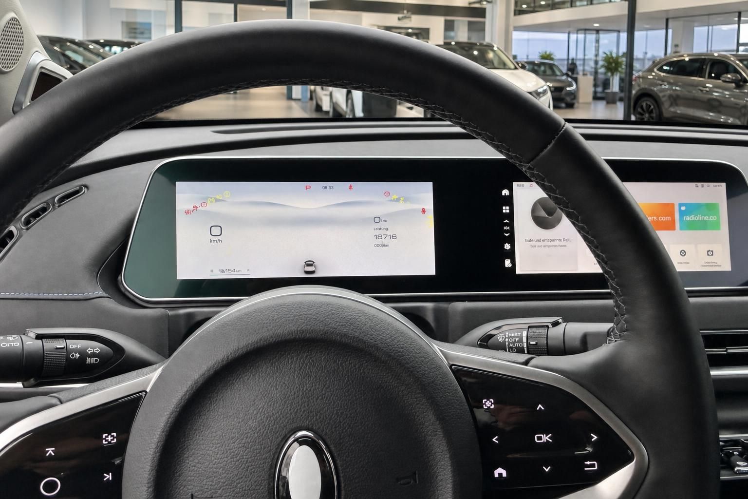 Modernes Fahrzeug-Cockpit mit digitalem Armaturenbrett und Lenkrad im Autohaus-Showroom