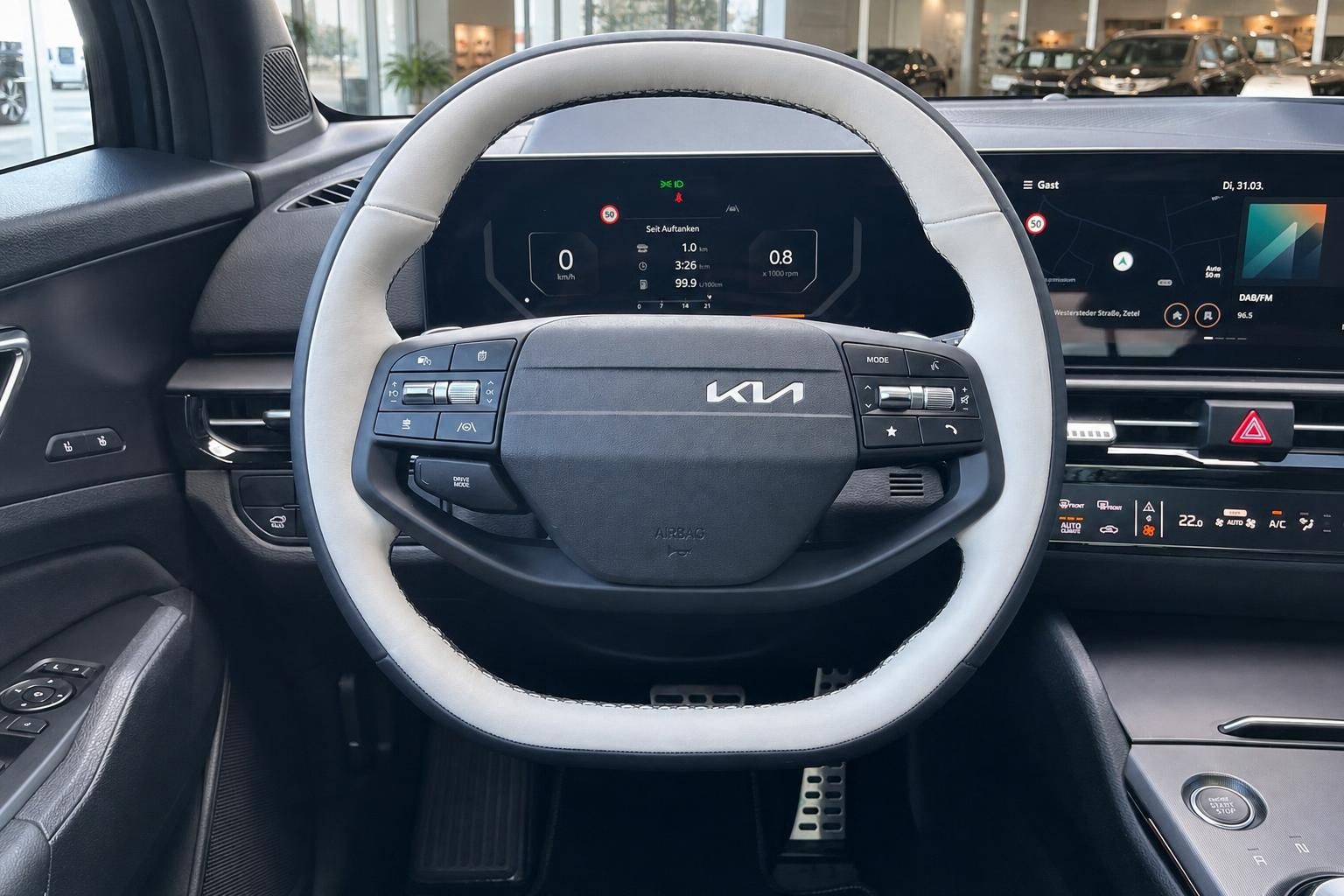 Kia Lenkrad mit Multifunktionstasten und Blick auf Cockpit und Navigation
