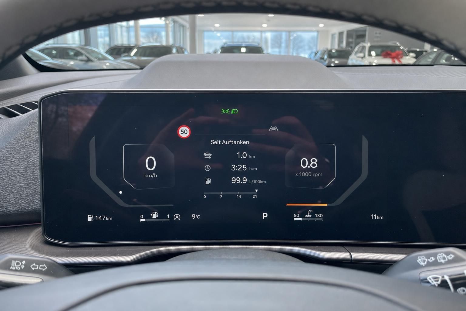Digitales Kia Kombiinstrument mit Tachoanzeige und Verbrauchswerten im Cockpit