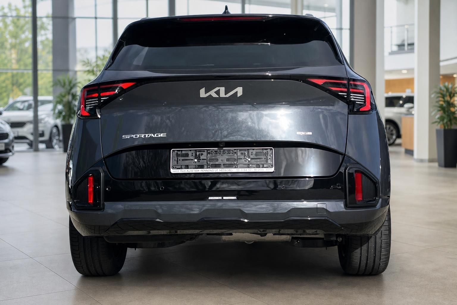 Kia Sportage Heckansicht mit KIA-Schriftzug, schwarze Lackierung
