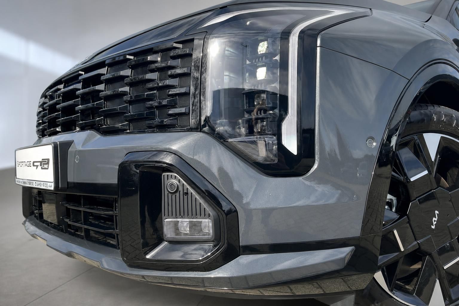 Kia Sportage GT-Line Frontdetail mit LED-Scheinwerfer und Kuehlergrill