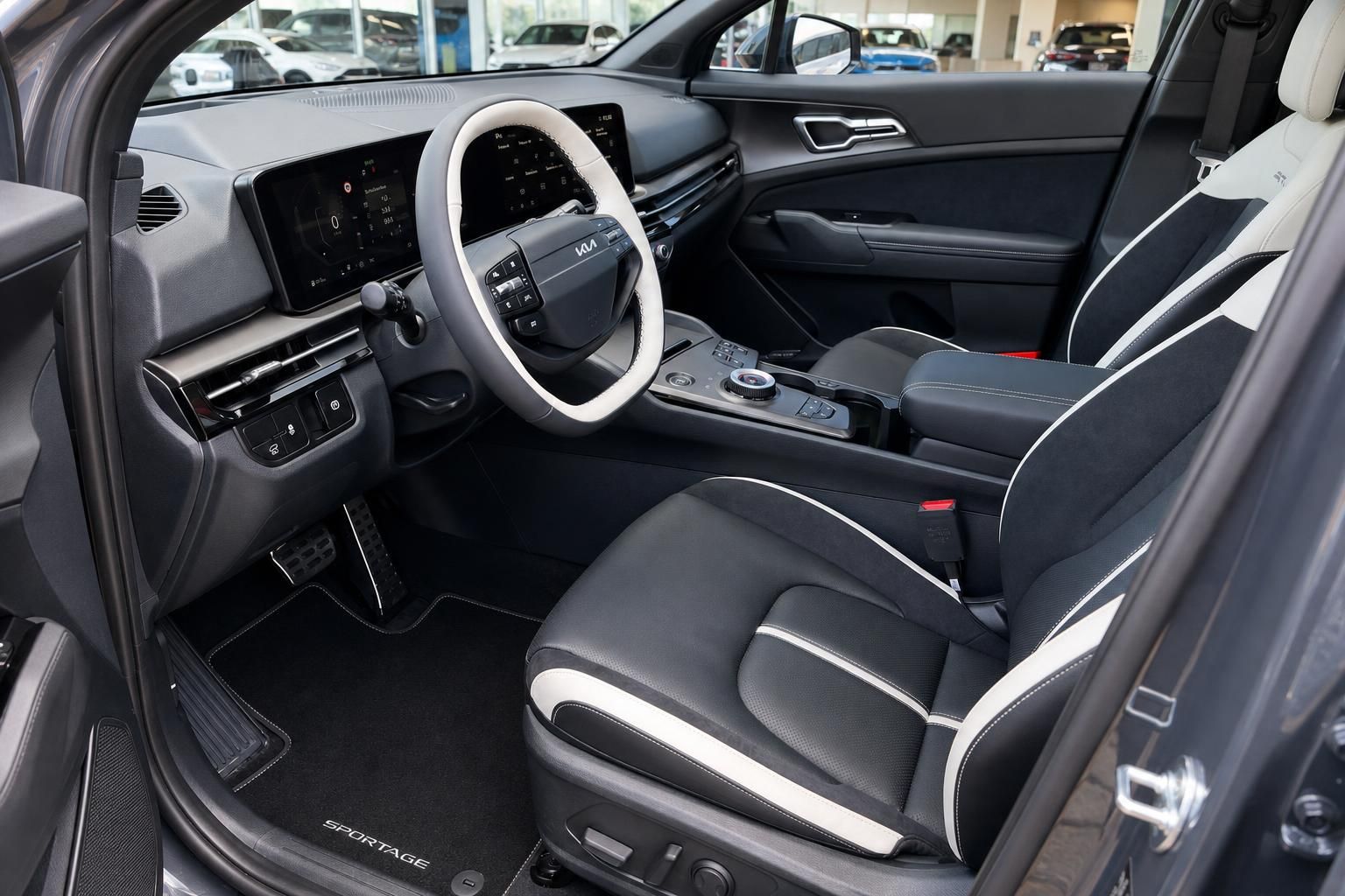 Kia Sportage Innenraum mit Cockpit, Lenkrad und Ledersitzen