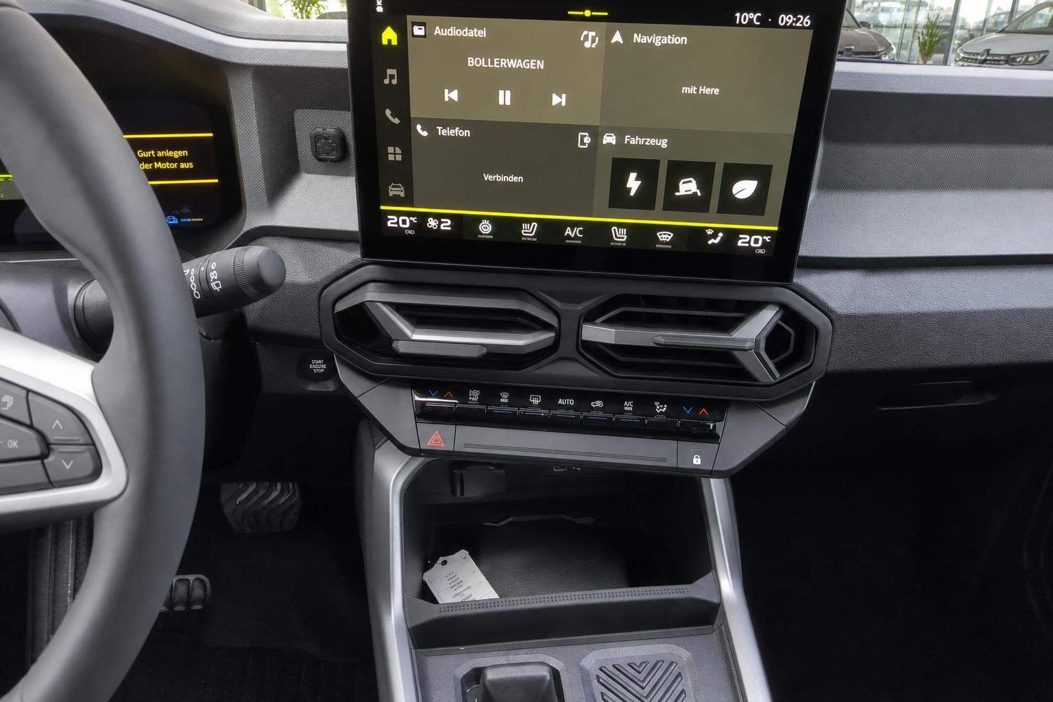 Zentrales Touchscreen-Display mit Navigation und Klimasteuerung im Fahrzeugcockpit