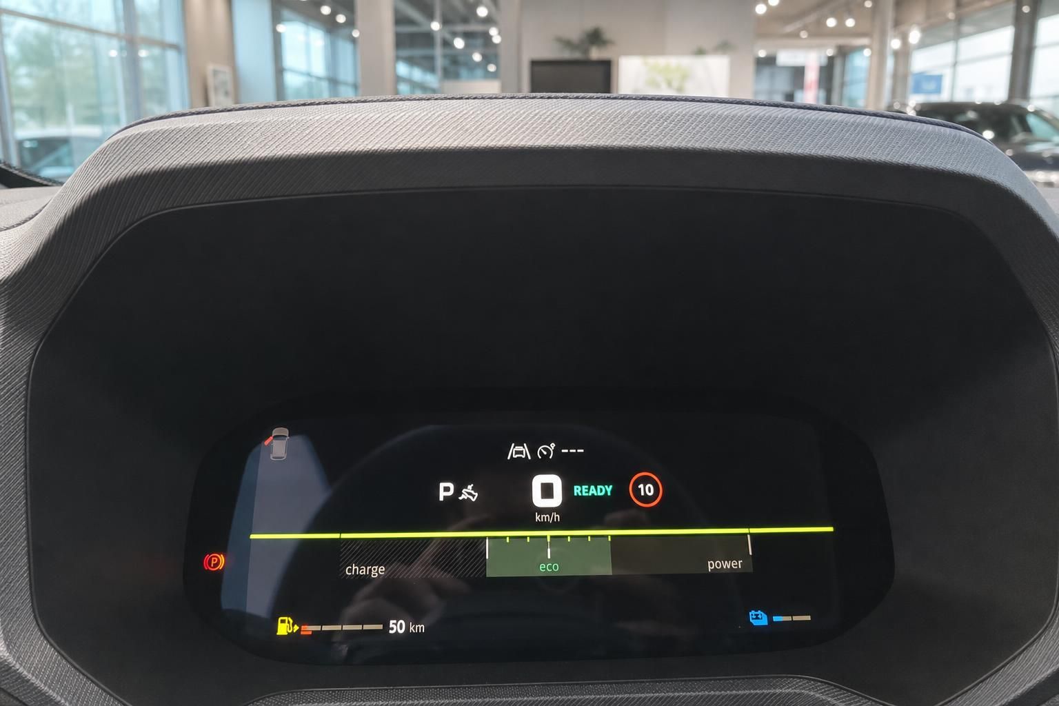 Digitales Kombiinstrument mit Elektrofahrzeug-Anzeige und Eco-Modus im Autohaus-Showroom