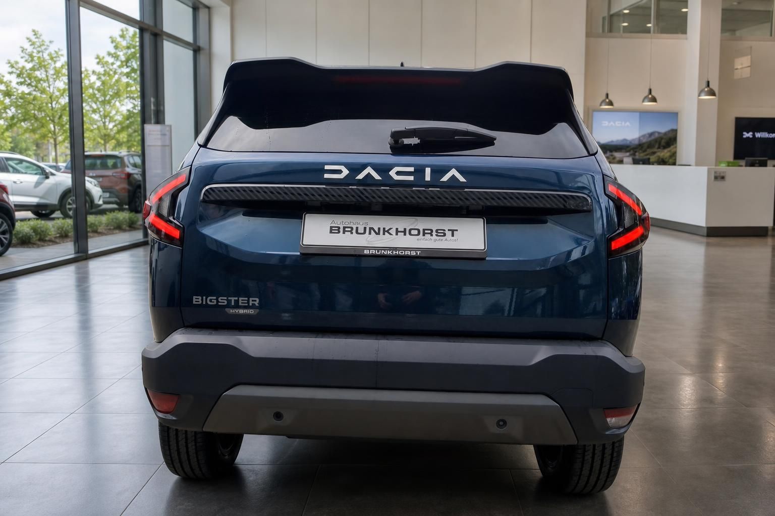 Dacia Bigster Hybrid SUV Heckansicht mit LED-Rückleuchten und Brunkhorst Kennzeichen
