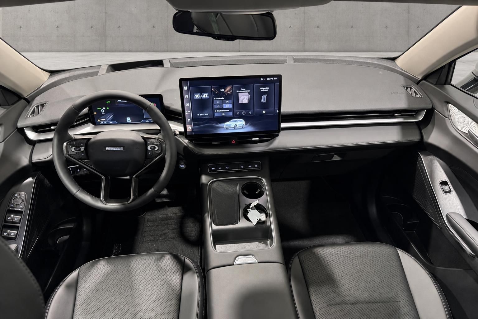 Cockpit mit Digitaldisplay und Touchscreen im Fahrzeuginnenraum