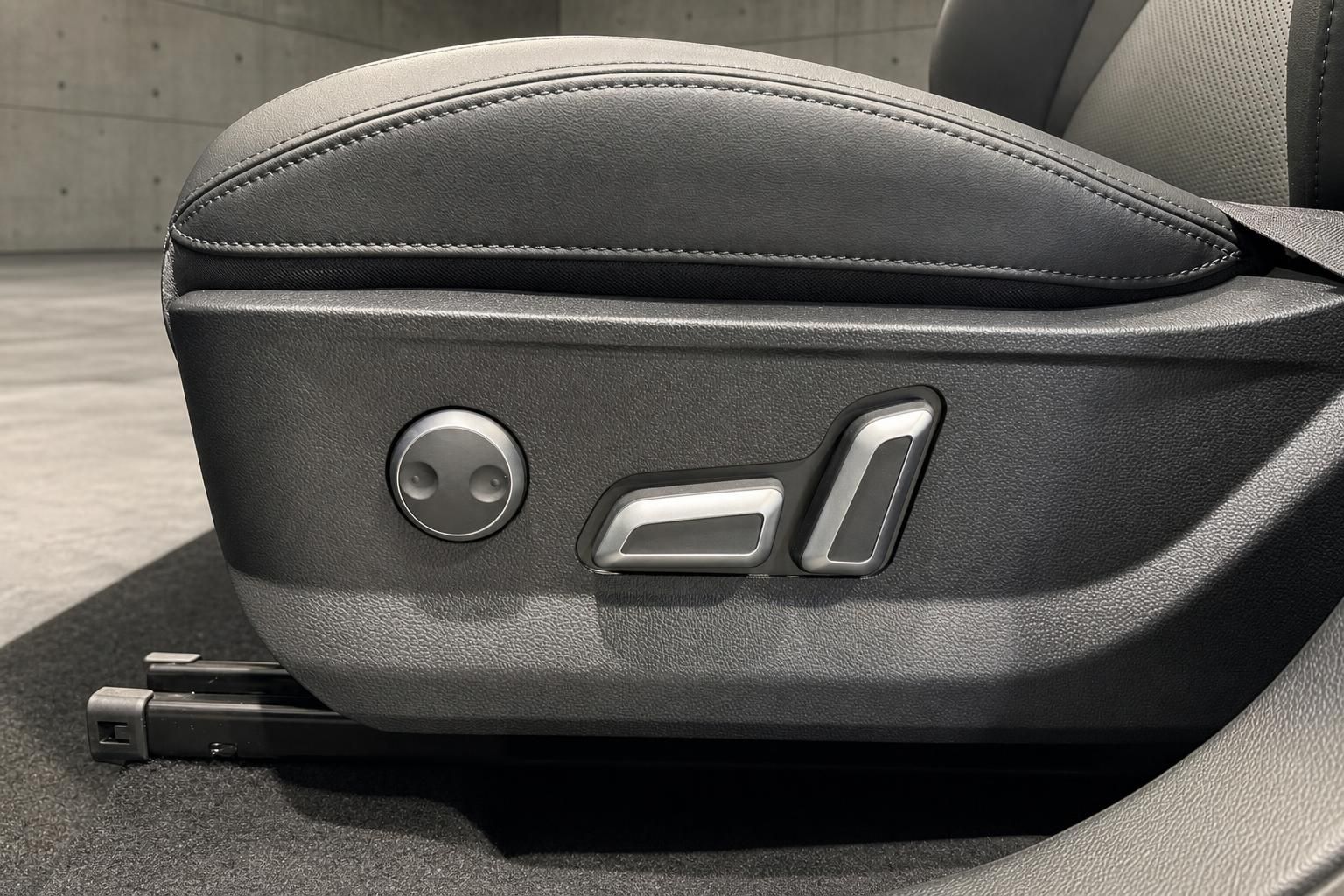 Sitzverstellung und Ledersitz im Fahrzeuginnenraum im Detail