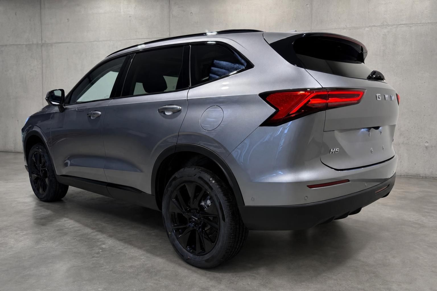 GWM H6 SUV in Grau, Heckansicht mit LED-Rückleuchten