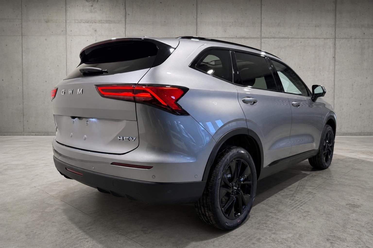GWM H6 HEV SUV in Grau, Heckansicht schräg im Studio