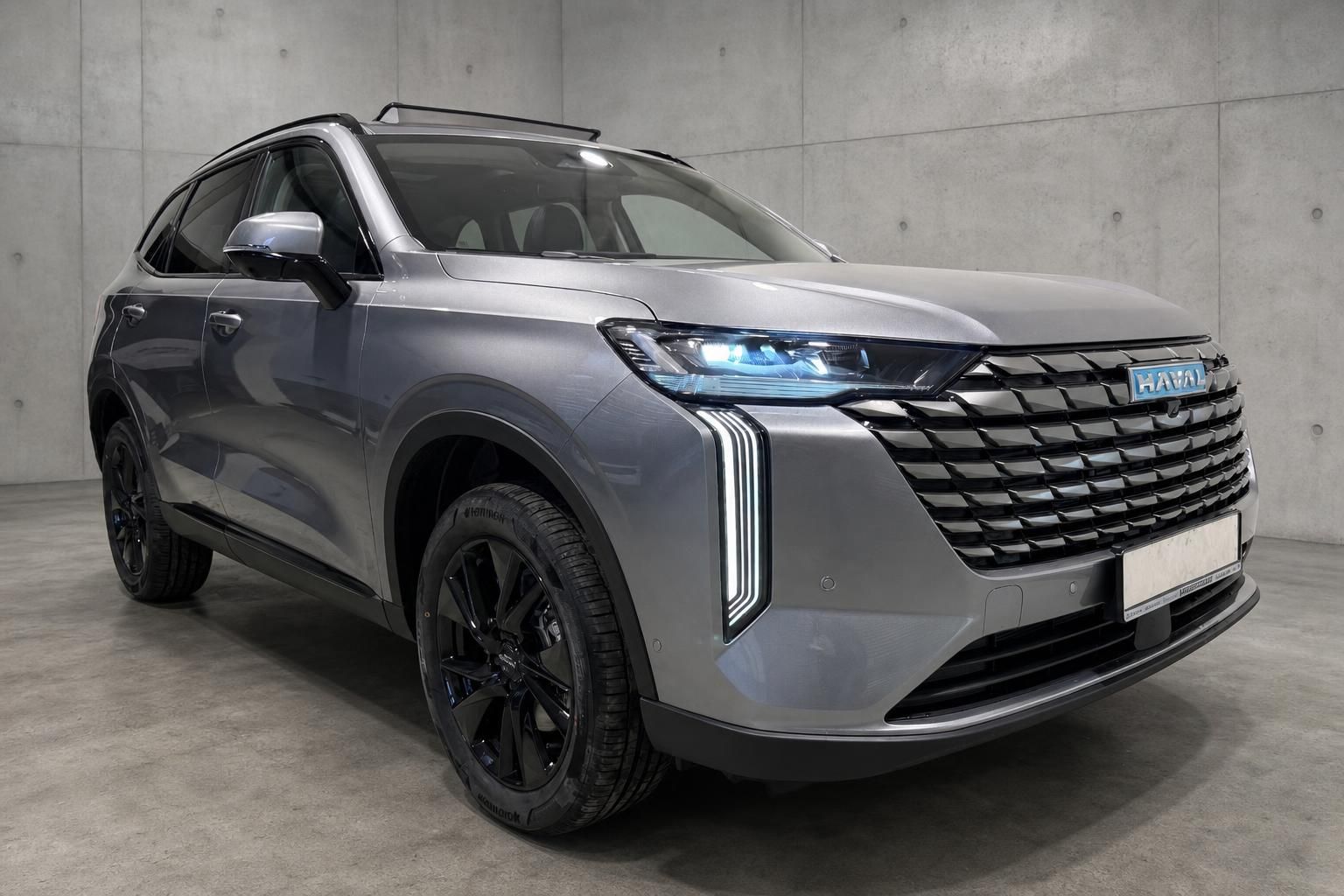 Haval SUV in Grau, Frontansicht mit LED-Scheinwerfern in Studio